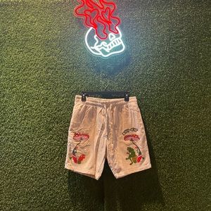 A LAB CREAM MUSHROOM SHORTS🤍
Size Medium- Fits True to Size🩷
10/10 Condition❤️